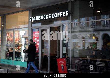 Copenhague, Danemark /04 décembre .2023/.Seattle café starbucks café café chaîne dans la capitale danoise. (Photo.Francis Joseph Dean/Dean Pictures) Banque D'Images