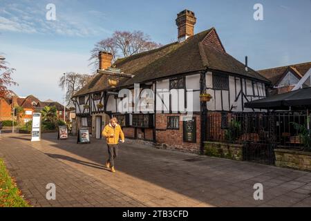 Crawley, 29 novembre 2023 : The Old Punch Bowl pub dans la High Street Banque D'Images