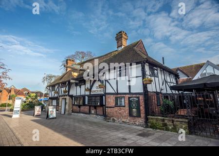 Crawley, 29 novembre 2023 : The Old Punch Bowl pub dans la High Street Banque D'Images