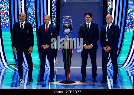 Luciano Spalletti (Italien, Trainer), Sylvinho (Albanien, Trainer), Zlatko Dalic (Kroatien, entraîneur), Luis de la Fuente (Espagnol, entraîneur), GER, tirage au sort de l'UEFA Euro 2024, Auslosung Elbphilharmonie Hamburg, 02.12.2023 photo : Eibner-Pressefoto/Michael Memmler Banque D'Images