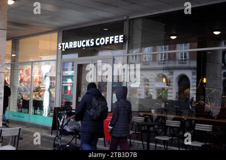 Copenhague, Danemark /04 décembre .2023/.Seattle café starbucks café café chaîne dans la capitale danoise. Photo.Francis Joseph Dean/Dean Pictures crédit : Imago/Alamy Live News Banque D'Images