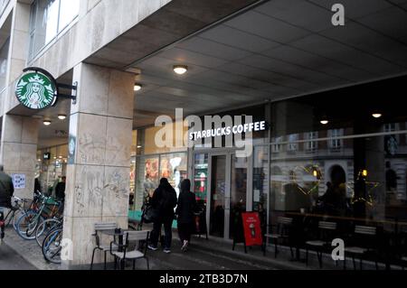 Copenhague, Danemark /04 décembre .2023/.Seattle café starbucks café café chaîne dans la capitale danoise. Photo.Francis Joseph Dean/Dean Pictures crédit : Imago/Alamy Live News Banque D'Images