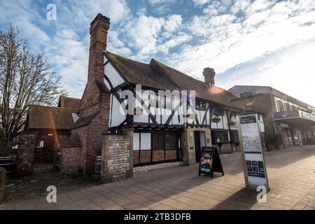 Crawley, 29 novembre 2023 : The Old Punch Bowl pub dans la High Street Banque D'Images