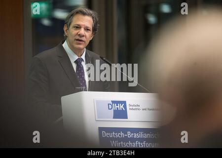 Berlin, Allemagne. 04 décembre 2023. Fernando Haddad, ministre des Finances du Brésil, prend la parole lors du Forum économique germano-brésilien de la Chambre allemande d'Industrie et de Commerce (DIHK). Avec un volume commercial d'environ 18 milliards d'euros, le Brésil est le 29e partenaire commercial de l'Allemagne. Crédit : Sebastian Christoph Gollnow/dpa/Alamy Live News Banque D'Images