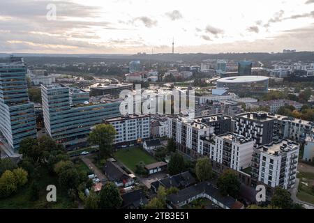 Photographie de drone de vieux et nouveau complexe d'appartements à plusieurs étages avec des arbres et beaucoup de verdure pendant la journée nuageuse d'été. Banque D'Images