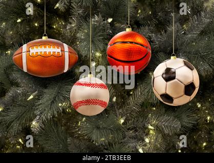 Carte de voeux de Noël sport. Carte de Noël avec sport baseball, basket-ball, football, ballon de football, avec fond de pin Banque D'Images