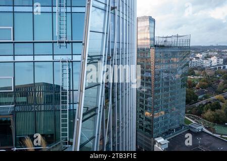 Photographie de drone de gratte-ciel vue latérale pendant la journée nuageuse d'automne Banque D'Images