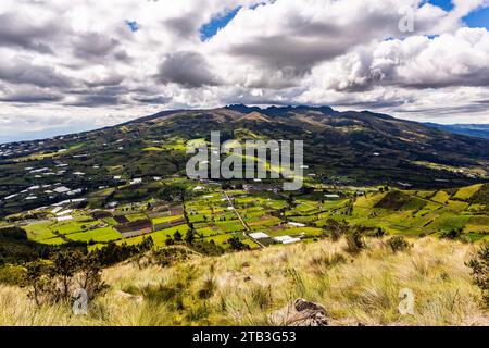 Vues panoramiques de la colline de Cusín à la région environnante par une belle journée ensoleillée avec un ciel bleu et des nuages blancs Banque D'Images