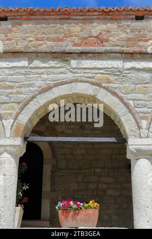 097 Arc de l'entrée porche ouvert, église Sainte-Marie dans le monastère de la Nativité de Theotokos. Ardenica-Albanie. Banque D'Images