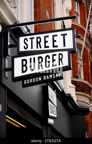 Londres, Royaume-Uni. Gordon Ramsay's Street Burger restaurant, Charing Cross Road Banque D'Images