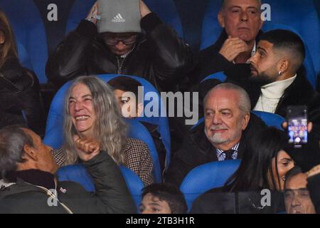 Naples, Italie. 3 décembre 2023. La chanteuse AMÉRICAINE Patty Smith (C) et le président de Naples Aurelio de Laurentiis sont vus dans les tribunes lors du match Serie A TIM entre la SSC Napoli et le FC Internazionale au Stadio Diego Armando Maradona Naples Italie le 3 décembre 2023. Crédit : Franco Romano/Alamy Live News Banque D'Images