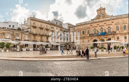 Ostuni, Pouilles, Italie - 5 octobre 2023 : Panorama de la place centrale avec le palais de la mairie dans le centre historique d'Ostuni. Banque D'Images