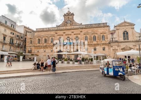 Ostuni, Pouilles, Italie - 5 octobre 2023 : la place centrale avec le palais de la mairie dans le centre historique d'Ostuni. Banque D'Images