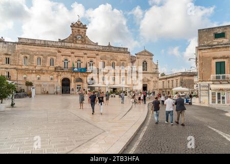 Ostuni, Pouilles, Italie - 5 octobre 2023 : la place centrale avec le palais de la mairie dans le centre historique d'Ostuni. Banque D'Images