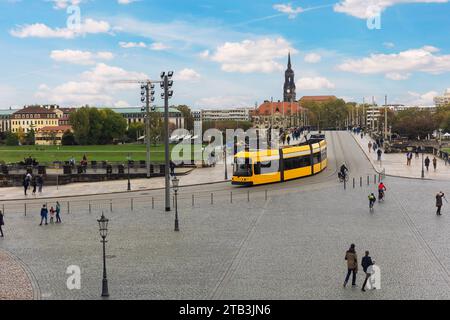 Paysage urbain pittoresque Dresde Old Center View Schlossplatz tramway jaune à travers le pont de la rivière Augustus Elbe contre ciel bleu nuage jour. Les gens marchent au centre Banque D'Images