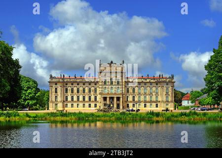 Europa, Deutschland, Mecklembourg-Poméranie-Occidentale, Ludwigslust, Schloss Ludwigslust,Mit Seerosenteich, erbaut 1772 bis 1776 für Herzog Friedrich Banque D'Images