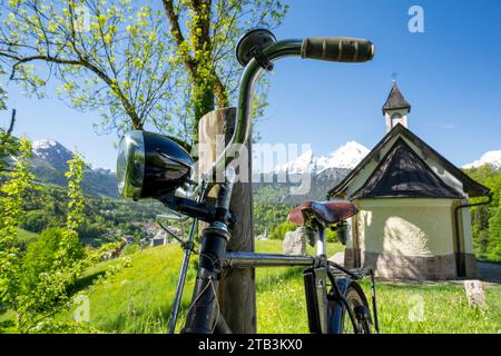 Fahrrad vor der Kirchleitn Kapelle am Mitterweinfeld hoch über Berchtesgaden mit dem mächtigen Watzmann im hintergrund Berchtesgadener Land Banque D'Images