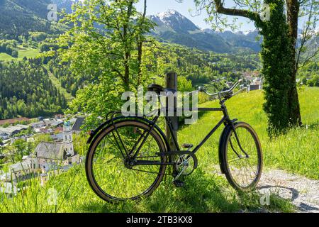 Fahrrad vor der Kirchleitn Kapelle am Mitterweinfeld hoch über Berchtesgaden mit dem mächtigen Watzmann im hintergrund Berchtesgadener Land Banque D'Images