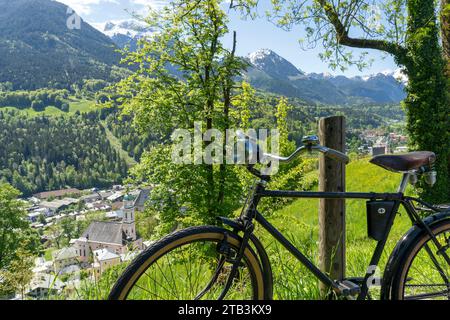 Fahrrad vor der Kirchleitn Kapelle am Mitterweinfeld hoch über Berchtesgaden mit dem mächtigen Watzmann im hintergrund Berchtesgadener Land Banque D'Images