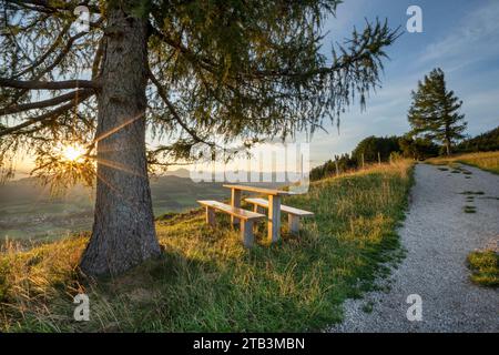 Sonnenaufgang über den Rupertiwinkel gesehen von der Fürmann Alm aus über Anger und Högl Rupertiwinkel - Berchtesgadener Land, Bayern, Deutschland Banque D'Images