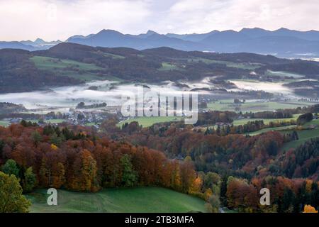 Sonnenaufgangsstimmung vom Stoißberg/Neuhaus über Anger und Högl hinein in die Berge hinter SalzburgGemeinde Anger - Berchtesgadener Land Banque D'Images