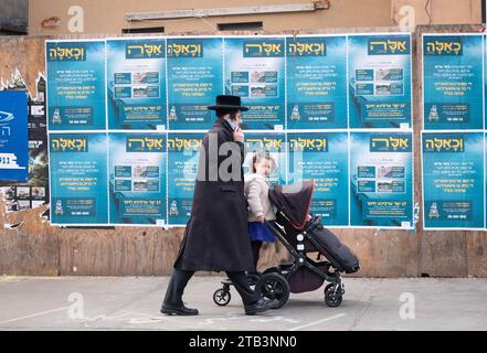 Une famille juive orthodoxe, un père et 2 enfants, marchent sur Lee Avenue à Brooklyn, New York. Banque D'Images