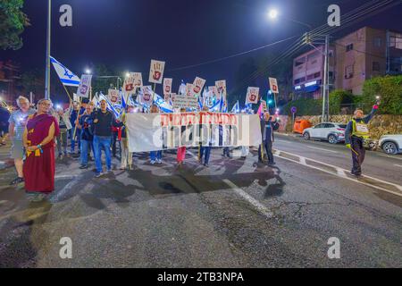 Haïfa, Israël - 02 décembre 2023 : marche de protestation contre le gouvernement, appelant à prendre la responsabilité de la guerre et à libérer les otages. Haïfa, Banque D'Images