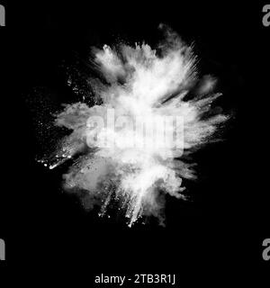 Explosion de poudre blanche isolée sur fond noir. Fond coloré abstrait. fête de holi. Banque D'Images