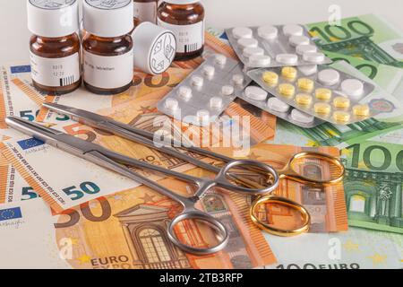Instruments médicaux et médicaments sur une table recouverte d'une grande quantité de billets en euros sur fond clair gros plan Banque D'Images