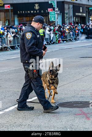 Manhattan, ville de New York, New York - 23 novembre 2023 : défilé annuel Macy's Thanksgiving sur la 6e Avenue. New York City police Department Banque D'Images