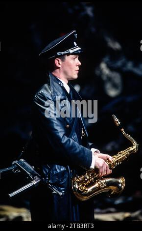 Alex Jennings (Kittel / Dr Paul) dans LE GHETTO de Joshua Sobol à l'Olivier Theatre, National Theatre (NT), Londres SE1 27/04/1989 dans une version de David LAN paroles traduites et musique arrangées par Jeremy Sams design : Bob Crowley éclairage : David Hersey mouvement : Jane Gibson réalisateur : Nicholas Hytner Banque D'Images