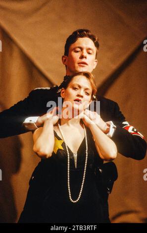 Maria Friedman (Hayyah), Alex Jennings (Kittel / Dr Paul) dans LE GHETTO de Joshua Sobol à l'Olivier Theatre, National Theatre (NT), Londres SE1 27/04/1989 dans une version de David LAN paroles traduites et musique arrangées par Jeremy Sams design : Bob Crowley éclairage : David Hersey mouvement : Jane Gibson réalisateur : Nicholas Hytner Banque D'Images