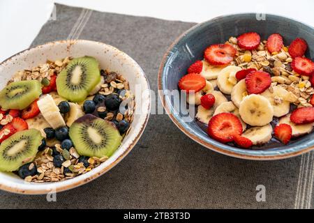 paire de bols à crème glacée açai avec des fruits frais. Banque D'Images