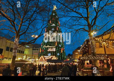 Dortmund/Allemagne, le 4 décembre 2023 - le plus haut sapin de Noël du monde au marché de Noël de Dortmund. Il y a 1 400 épinettes sur un cadre en acier, illuminées avec 48 000 lumières LED et un ange sur le dessus Banque D'Images