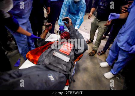 Khan Yunis, Palestine. 04 décembre 2023. Avertissement - contenu graphique. Personnes blessées arrivant à l'hôpital Nasser à Khan Yunis dans le Sud de la bande de Gaza le 4 décembre 2023. Photo de Ramez Habboub/ABACAPRESS.COM crédit : Abaca Press/Alamy Live News Banque D'Images