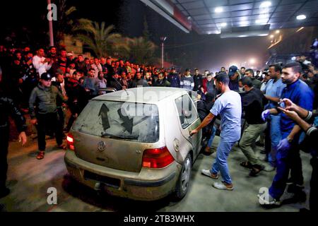 Khan Yunis, Palestine. 04 décembre 2023. Personnes blessées arrivant à l'hôpital Nasser à Khan Yunis dans le Sud de la bande de Gaza le 4 décembre 2023. Photo de Ramez Habboub/ABACAPRESS.COM crédit : Abaca Press/Alamy Live News Banque D'Images