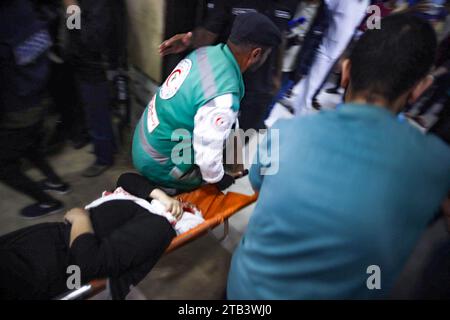 Khan Yunis, Palestine. 04 décembre 2023. Personnes blessées arrivant à l'hôpital Nasser à Khan Yunis dans le Sud de la bande de Gaza le 4 décembre 2023. Photo de Ramez Habboub/ABACAPRESS.COM crédit : Abaca Press/Alamy Live News Banque D'Images