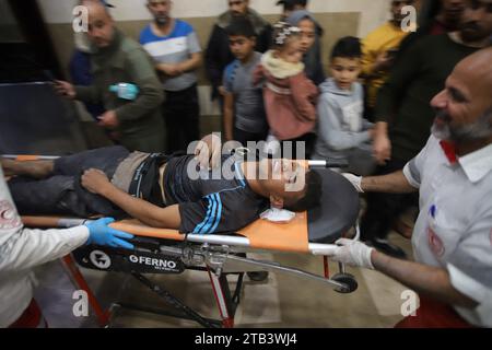 Khan Yunis, Palestine. 04 décembre 2023. Personnes blessées arrivant à l'hôpital Nasser à Khan Yunis dans le Sud de la bande de Gaza le 4 décembre 2023. Photo de Ramez Habboub/ABACAPRESS.COM crédit : Abaca Press/Alamy Live News Banque D'Images