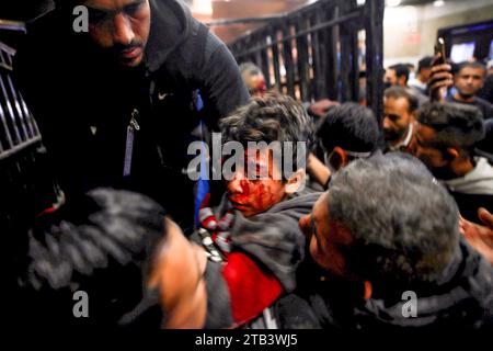 Khan Yunis, Palestine. 04 décembre 2023. Avertissement - contenu graphique. Personnes blessées arrivant à l'hôpital Nasser à Khan Yunis dans le Sud de la bande de Gaza le 4 décembre 2023. Photo de Ramez Habboub/ABACAPRESS.COM crédit : Abaca Press/Alamy Live News Banque D'Images