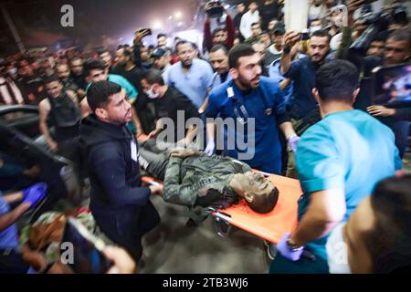 Khan Yunis, Palestine. 04 décembre 2023. Avertissement - contenu graphique. Personnes blessées arrivant à l'hôpital Nasser à Khan Yunis dans le Sud de la bande de Gaza le 4 décembre 2023. Photo de Ramez Habboub/ABACAPRESS.COM crédit : Abaca Press/Alamy Live News Banque D'Images