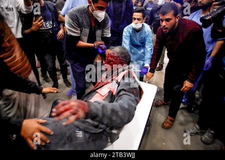 Khan Yunis, Palestine. 04 décembre 2023. Avertissement - contenu graphique. Personnes blessées arrivant à l'hôpital Nasser à Khan Yunis dans le Sud de la bande de Gaza le 4 décembre 2023. Photo de Ramez Habboub/ABACAPRESS.COM crédit : Abaca Press/Alamy Live News Banque D'Images