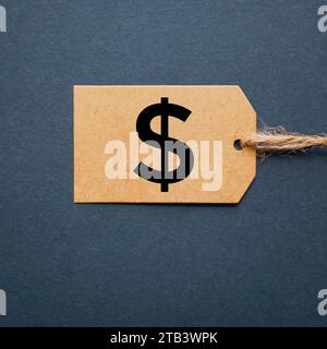 étiquette de prix d'or avec symbole dollar, maquette d'or Banque D'Images