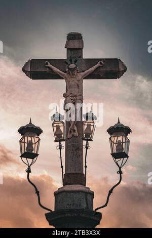 Christ des lanternes avec coucher de soleil sur la place Capuchinos Banque D'Images