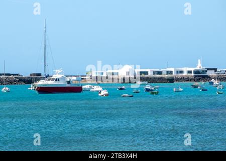 Arrecife, Lanzarote, Îles Canaries, Espagne - 24 avril 2023 : magnifique paysage de la marina avec petits bateaux à Arrecife, Lanzarote, Îles Canaries Banque D'Images