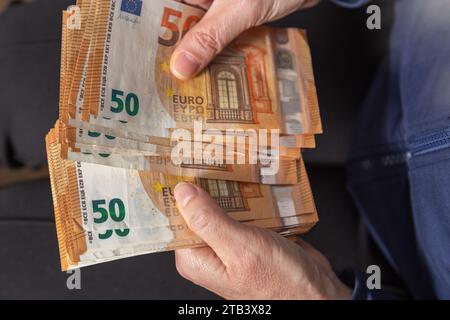 Les mains des femmes comptent cinquante billets de banque en euros. Vue d'en haut. Gros plan. Banque D'Images