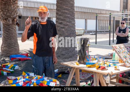 Arrecife, Lanzarote, Îles Canaries, Espagne - 24 avril 2023 : Antonio est un jolatero bien connu d'Arrecife, où il fabrique à la main de petits bateaux fabriqués à partir de Banque D'Images