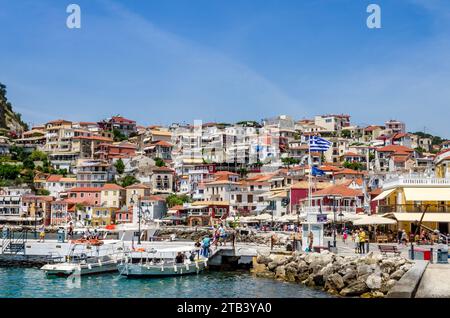 Belle vue panoramique de la ville côtière de Parga, Grèce. Front de mer d'un célèbre Resort avec une belle architecture, des bâtiments traditionnels et le port. Banque D'Images