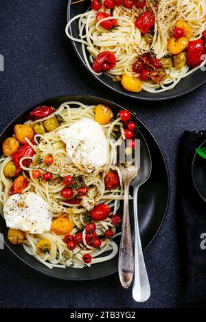 Spaghetti aux tomates cuites au four et burrata.style hugge.selective Focus Banque D'Images