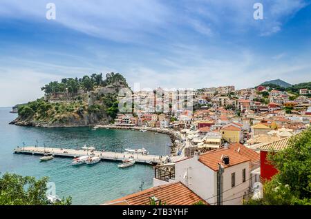 Vue panoramique de Parga, Grèce. Charmante ville côtière avec des maisons colorées traditionnelles, un port magnifique et un château. Destination touristique pittoresque Banque D'Images