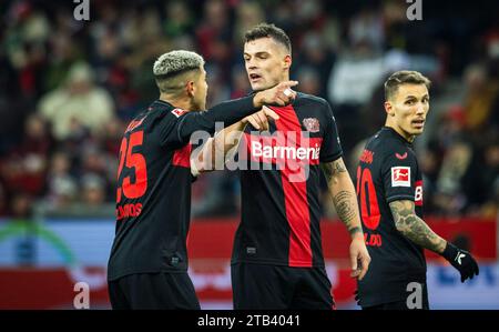 Leverkusen, Allemagne. 03 décembre 2023. Exequiel Palacios (Leverkusen), granit Xhaka (Leverkusen) Alejandro Grimaldo (Leverkusen) Bayer Leverkusen - Boru Banque D'Images